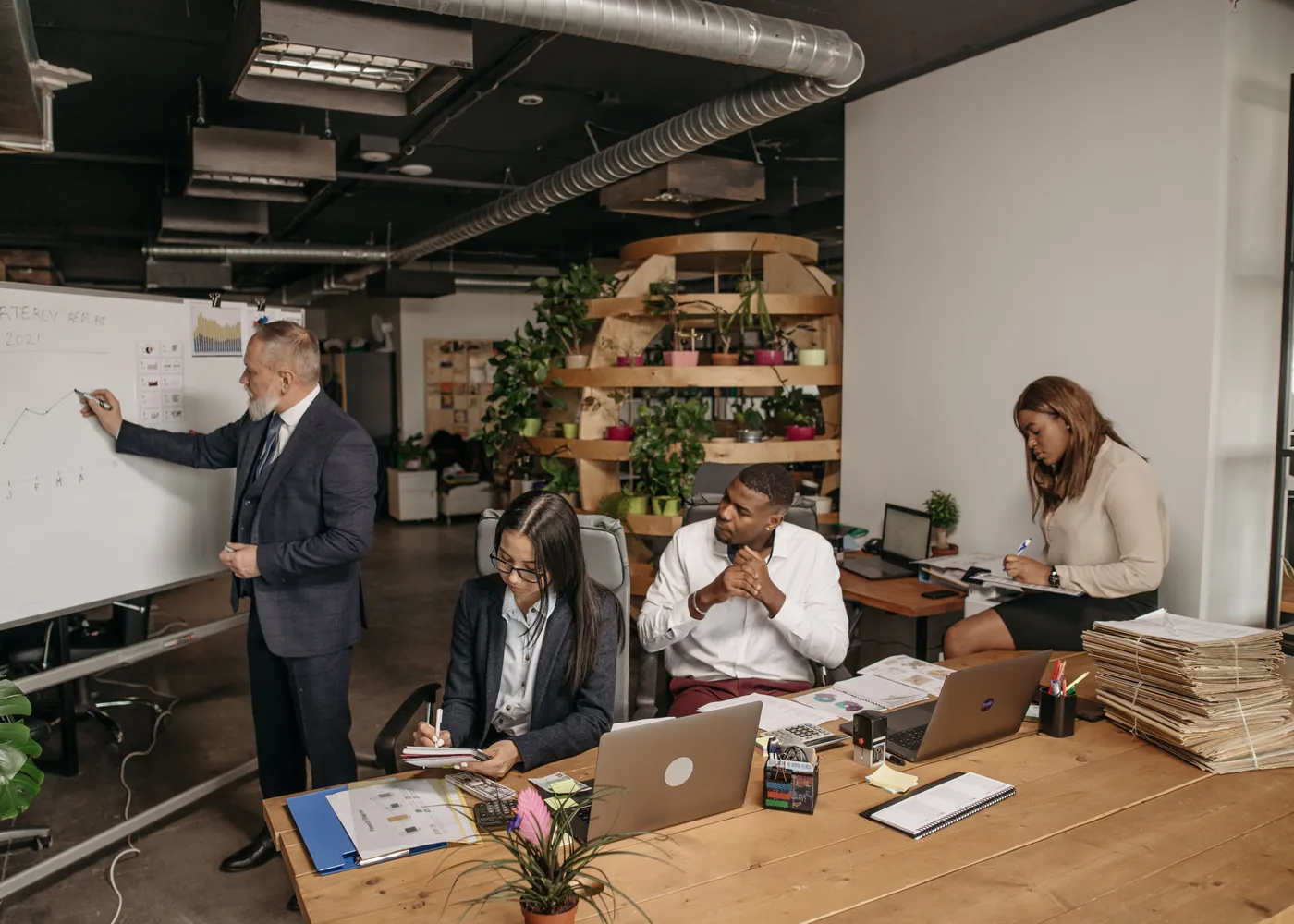 Equipo empresarial revisando procesos y excepciones en una pizarra durante un taller de automatización